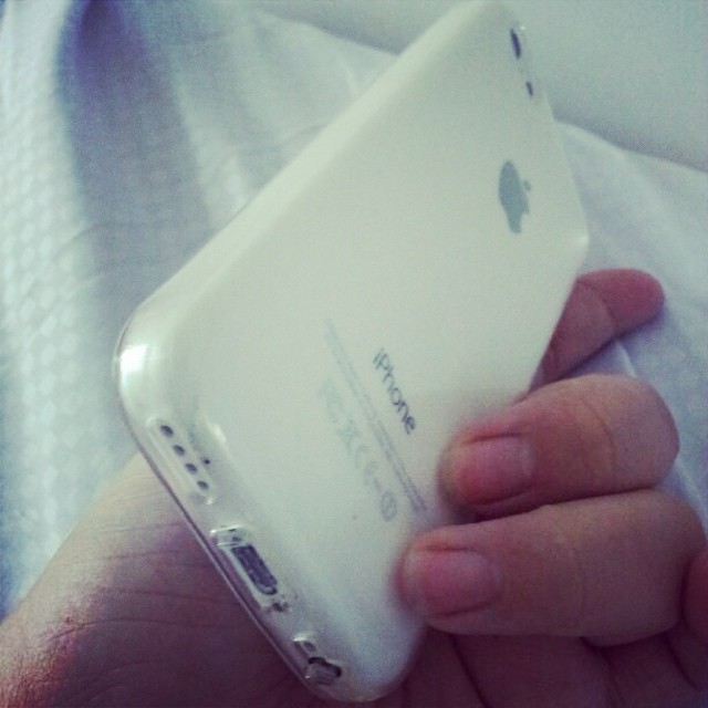 I love the transparent casing, totally shows off the white! :D