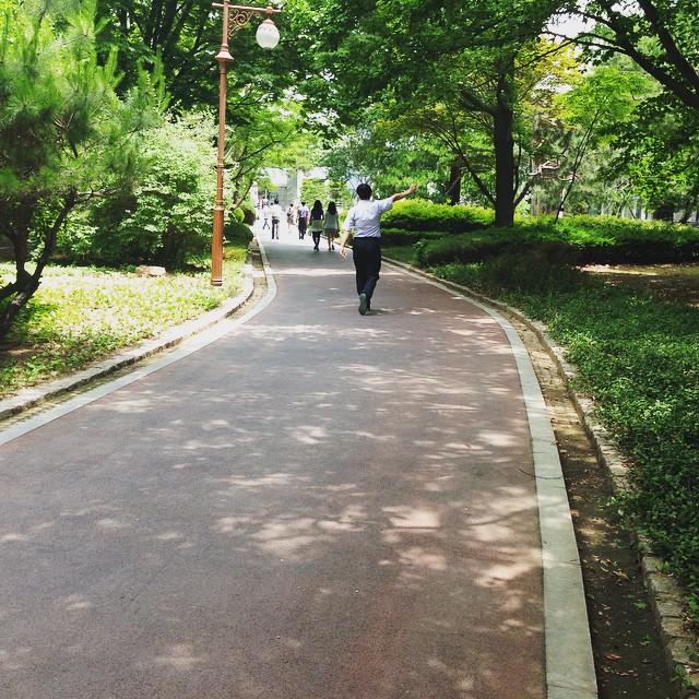 I wonder if it's a stroll through the park back to office or to some yummmmy eateries since there so much ppl.