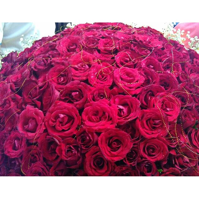Ladies and Gentleman, this is how a bouquet of 200 roses looked like.