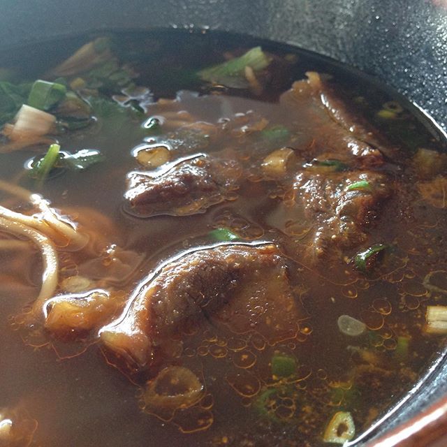 my 1st beef bowl noodles in Taiwan. Hur.. hur.. hur.. :D