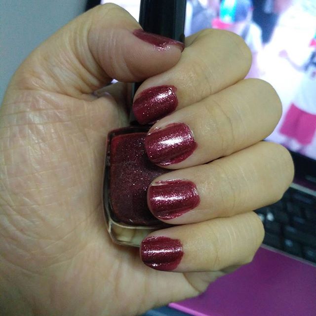 There's something abt dark red and glitter...